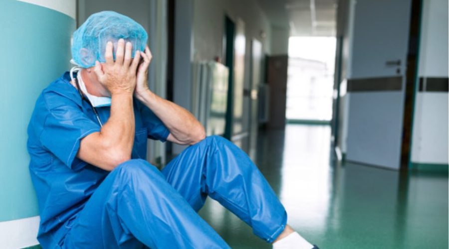 Καπραβέλος: Αφόρητη πίεση στα νοσοκομεία – Γιατρός έχασε τις αισθήσεις της από την κούραση