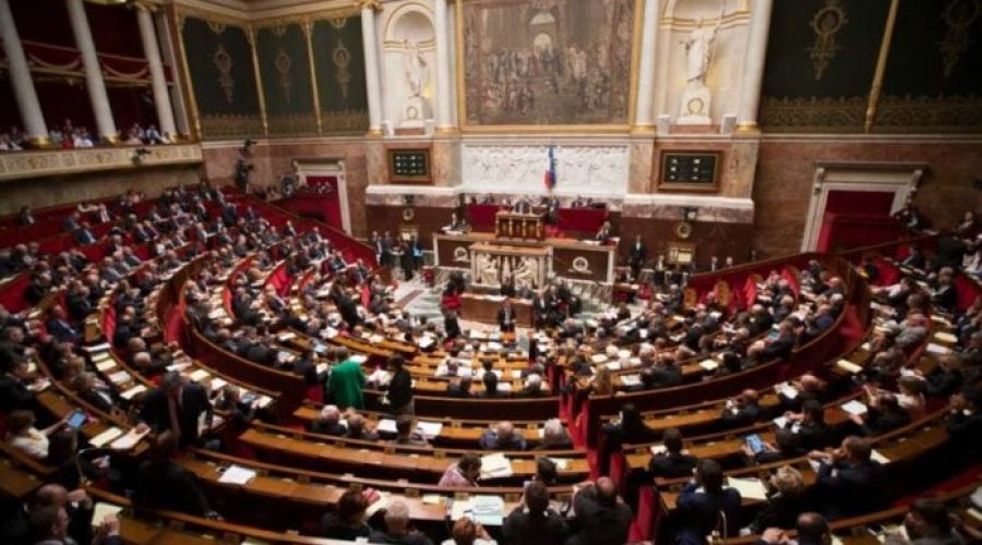 Γαλλία: 15ήμερη αποβολή σε ακροδεξιό βουλευτή της Λεπέν για ρατσιστική συμπεριφορά