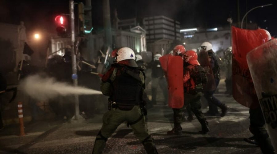 Προπύλαια: Ένταση και χημικά στο κέντρο της Αθήνας